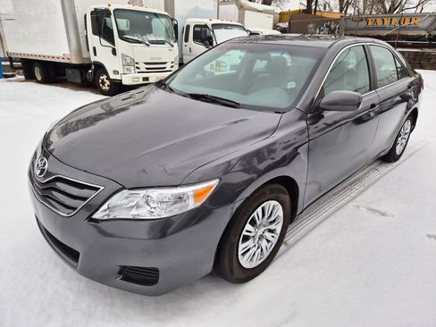 Used 2010 Toyota Camry LE image 1