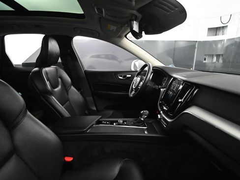 Used 2019 Volvo XC60 T5 Momentum w/ Multimedia Package image 47
