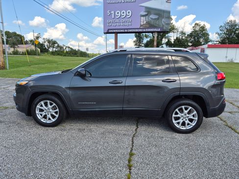 Used 2017 Jeep Cherokee FWD Latitude image 1