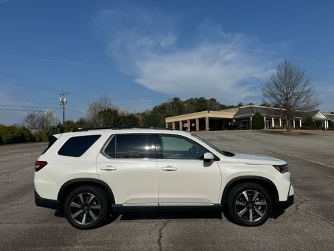 Used 2025 Honda Pilot Touring image 3