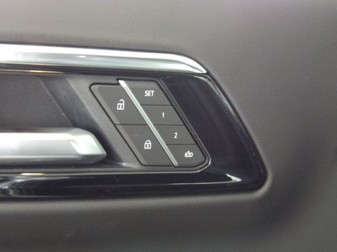 Used 2025 Chevrolet Suburban RST image 19