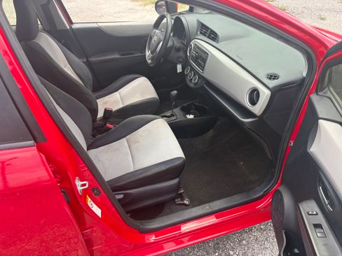 Used 2013 Toyota Yaris 4-Door Hatchback FWD image 10