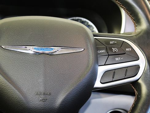 Used 2017 Chrysler Pacifica Touring-L image 29