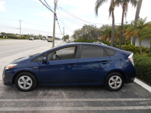 Used 2011 Toyota Prius III Hatchback 4D FWD image 2