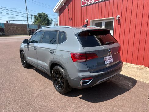 Used 2022 Volkswagen Taos SE w/ IQ.Drive and Sunroof Pkg AWD/4WD image 4