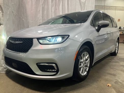 Used 2023 Chrysler Pacifica Touring-L image 5