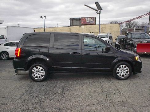Used 2016 Dodge Grand Caravan SE image 3