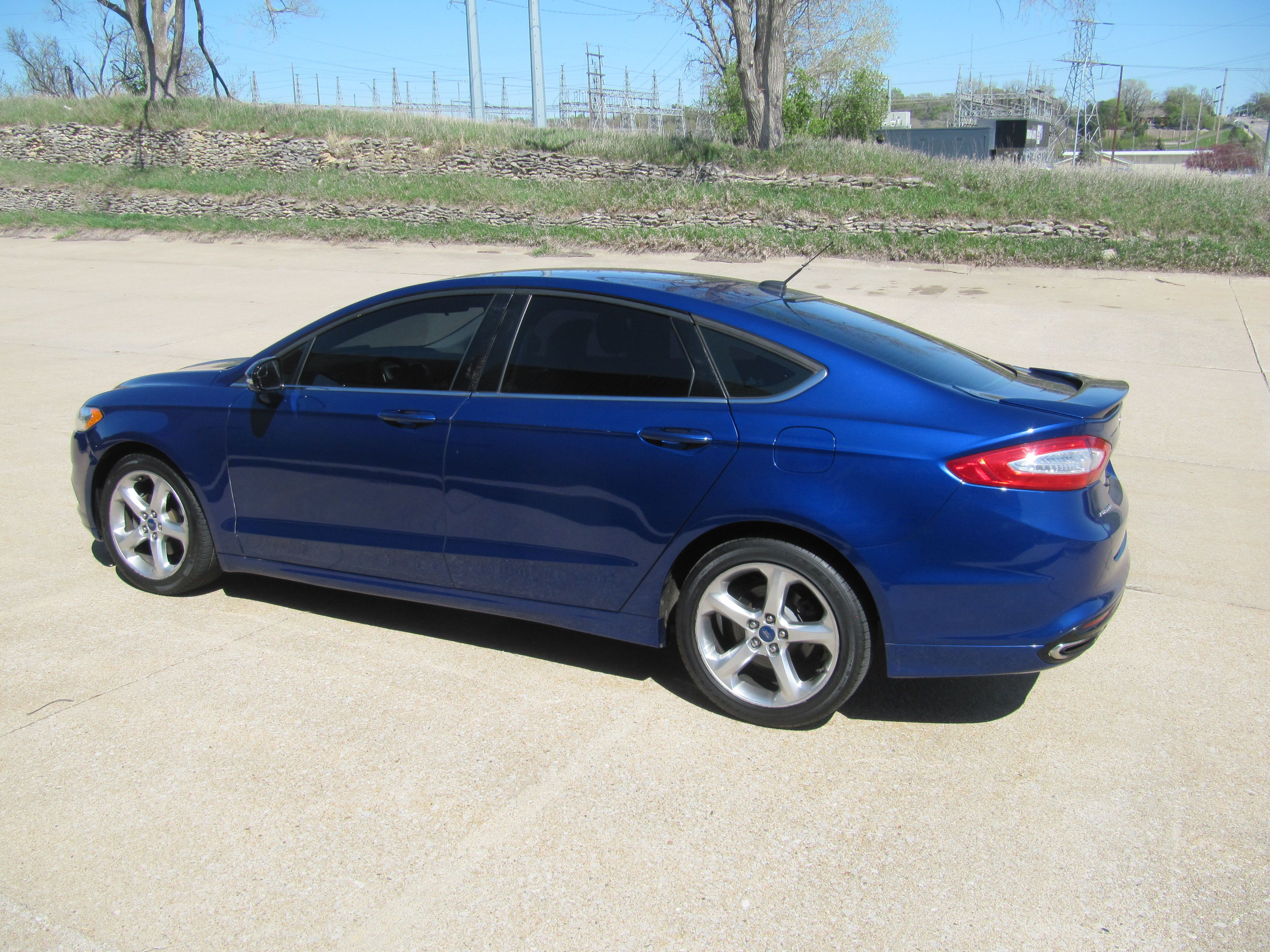 Used 2015 Ford Fusion SE FWD image 9