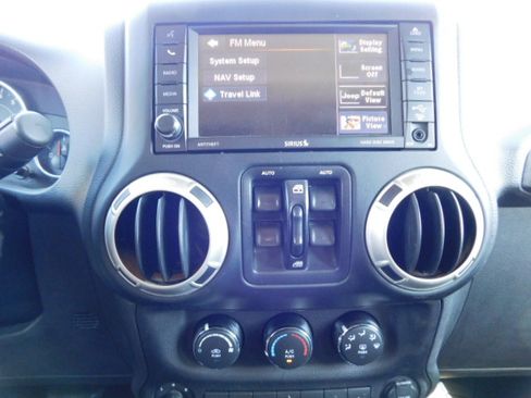 Used 2018 Jeep Wrangler Unlimited Sahara AWD/4WD image 13