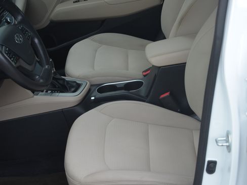 Used 2017 Hyundai Elantra SE image 9