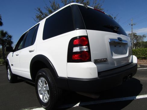 Used 2007 Ford Explorer XLT image 3