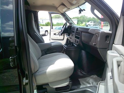 Used 2019 Chevrolet Express 2500 RWD image 8