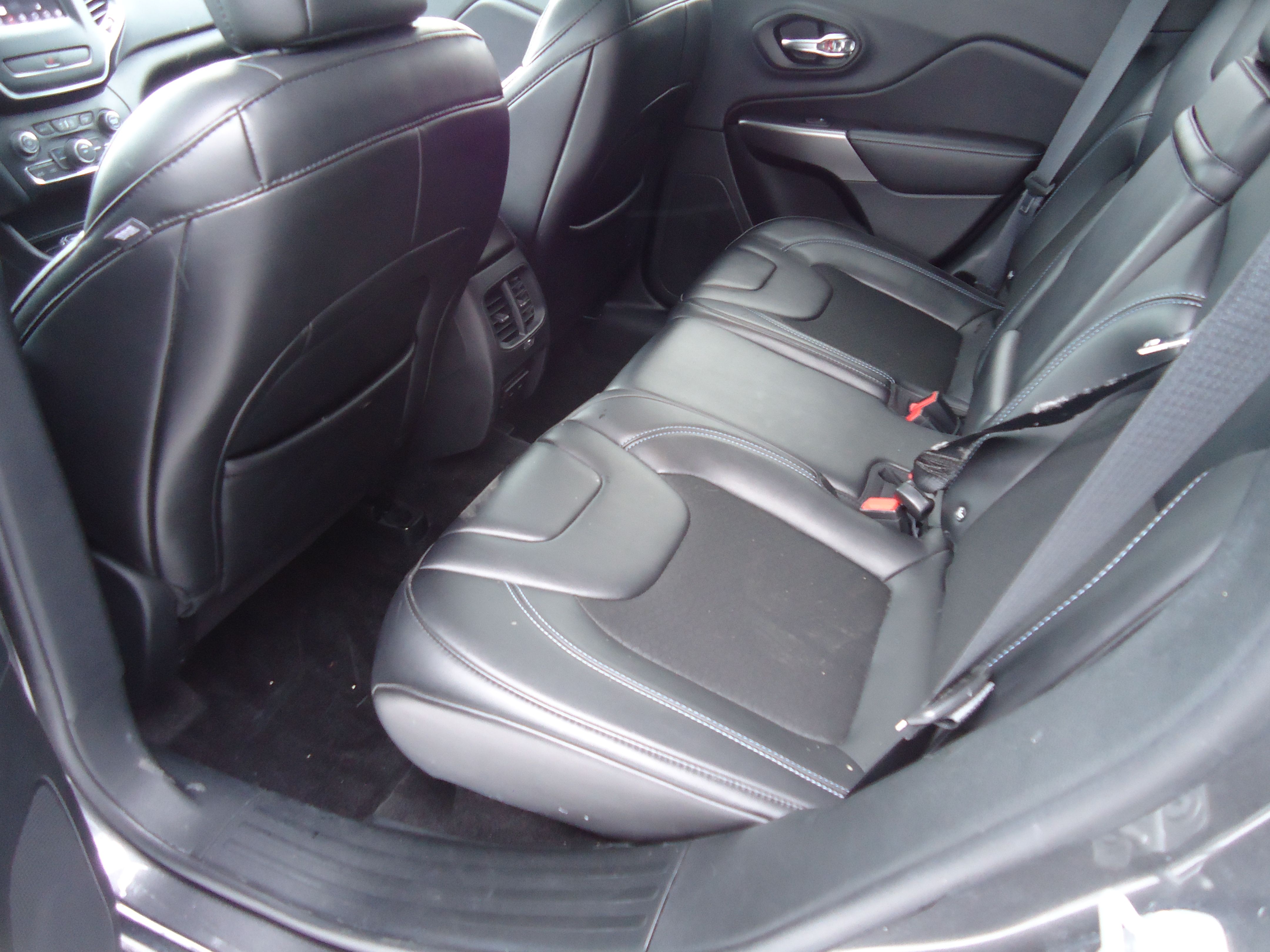 Used 2019 Jeep Cherokee Latitude Plus AWD/4WD image 11