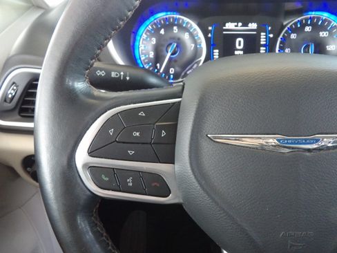 Used 2020 Chrysler Pacifica Touring image 28