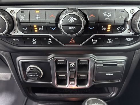 Used 2021 Jeep Gladiator Willys image 18