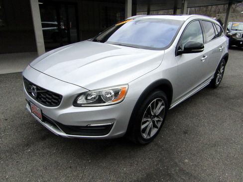 Used 2017 Volvo V60 T5 Cross Country Premier image 8