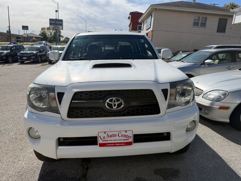 Used 2011 Toyota Tacoma PreRunner image 3