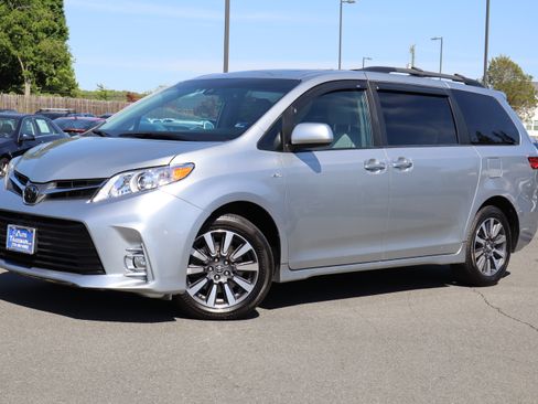 Used 2020 Toyota Sienna XLE AWD image 2
