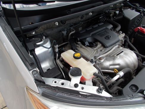 Used 2013 Toyota RAV4 AWD LE image 9