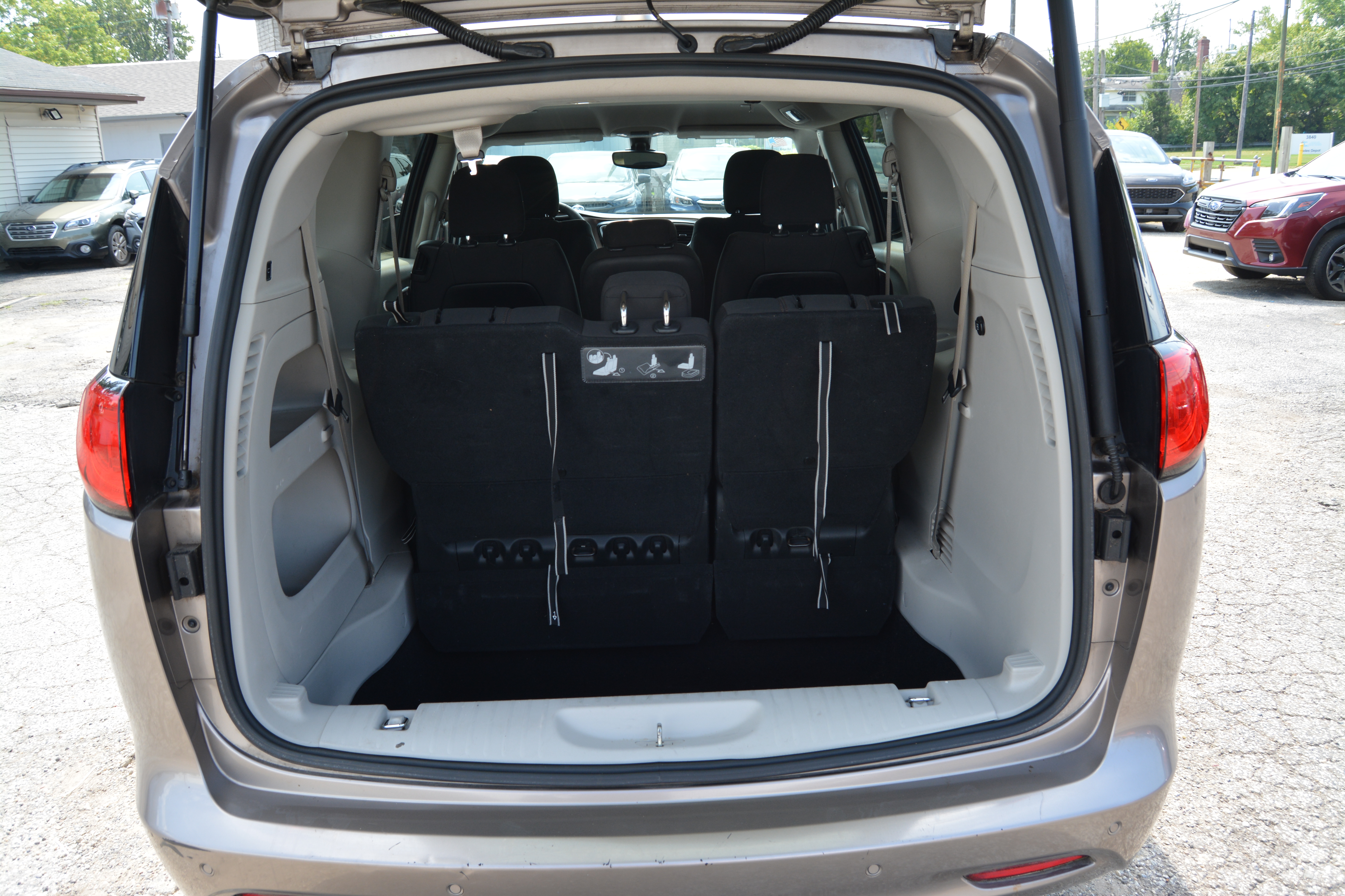 Used 2017 Chrysler Pacifica Touring FWD image 16