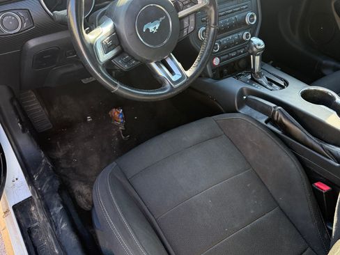 Used 2016 Ford Mustang image 3