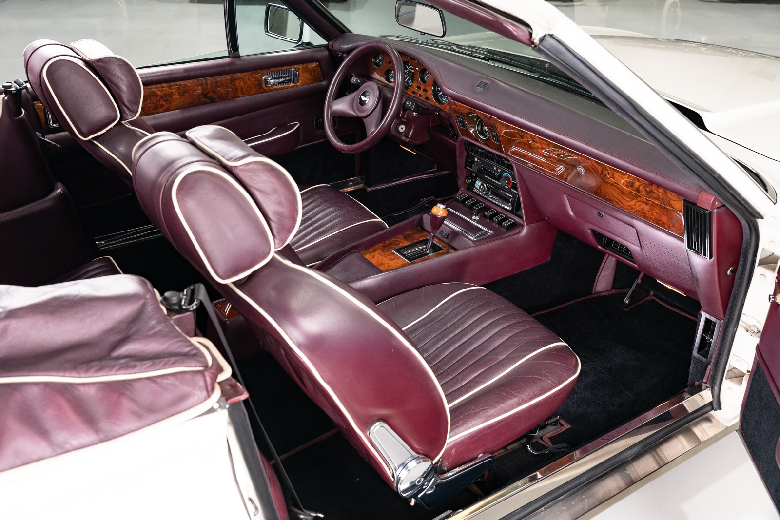 Used 1988 Aston Martin V8 Vantage RWD image 26