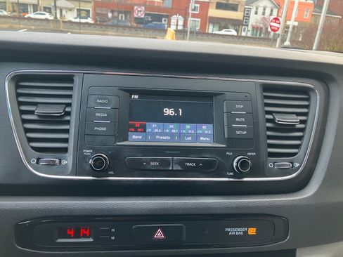 Used 2018 Kia Sedona LX image 8