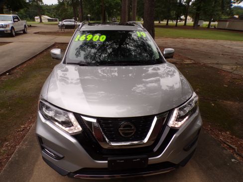 Used 2019 Nissan Rogue FWD image 2