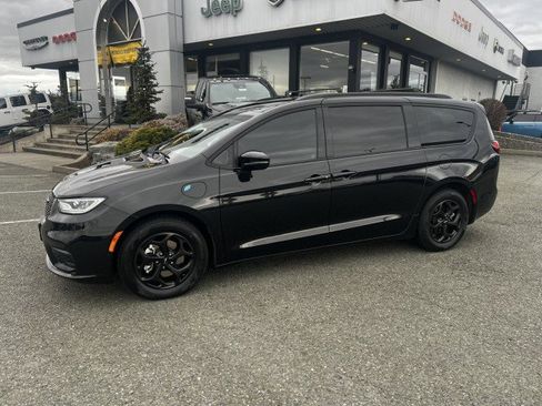 Used 2024 Chrysler Pacifica Select image 1