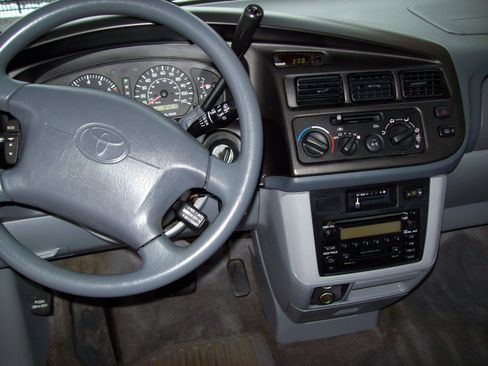 Used 2000 Toyota Sienna LE image 10