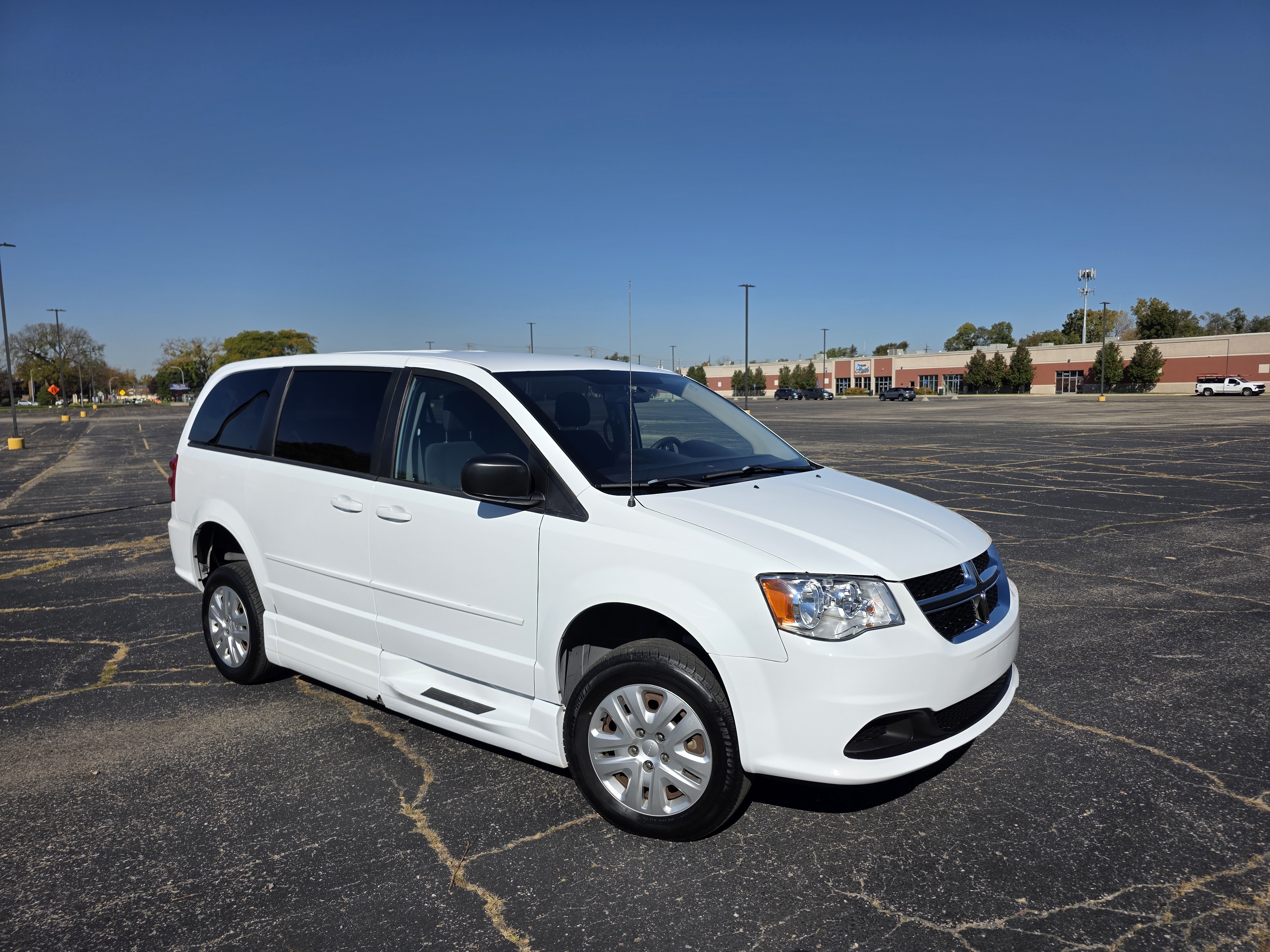 Used 2017 Dodge Grand Caravan SE FWD image 3