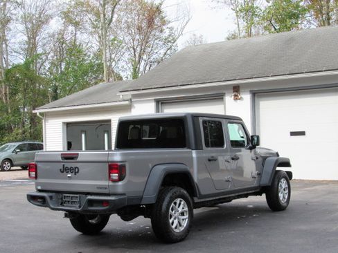 Used 2020 Jeep Gladiator Sport image 10