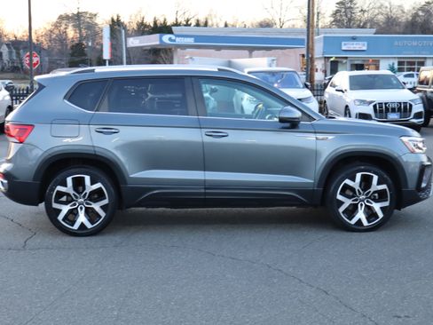 Used 2022 Volkswagen Taos SEL image 9