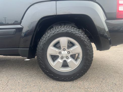 Used 2012 Jeep Liberty Sport image 14