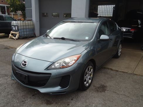 Used 2013 MAZDA MAZDA3 i SV image 2