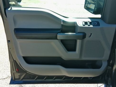 Used 2015 Ford F150 XLT image 29