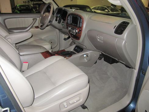 Used 2005 Toyota Sequoia 4WD Limited image 24