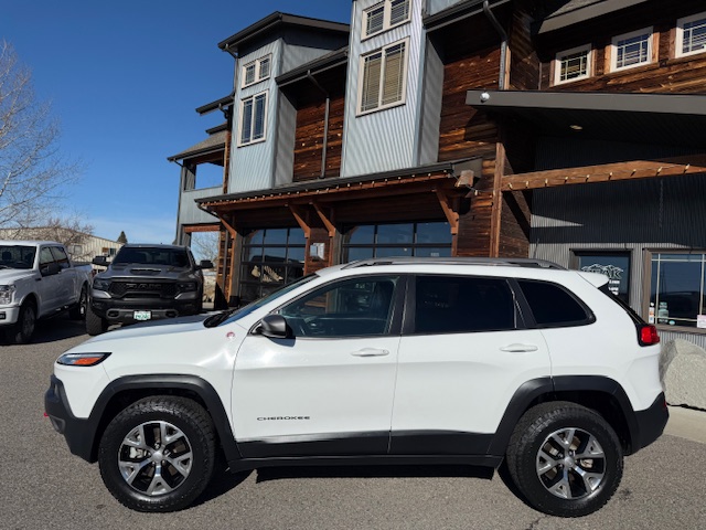 Used 2017 Jeep Cherokee Trailhawk AWD/4WD image 2