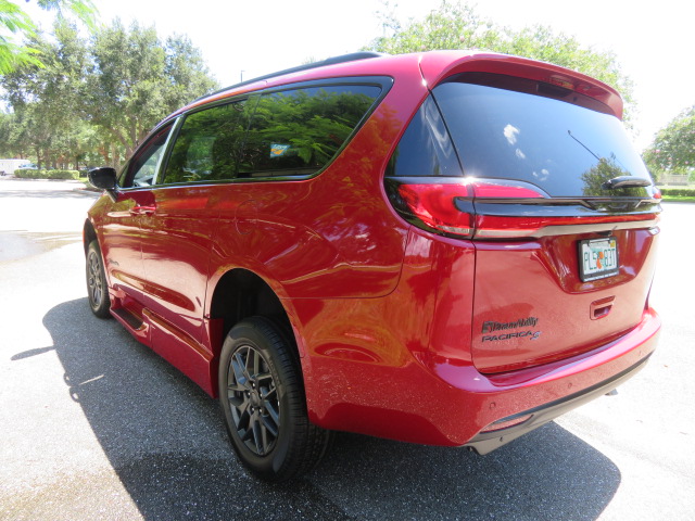 Used 2027 Chrysler Pacifica Select FWD image 14