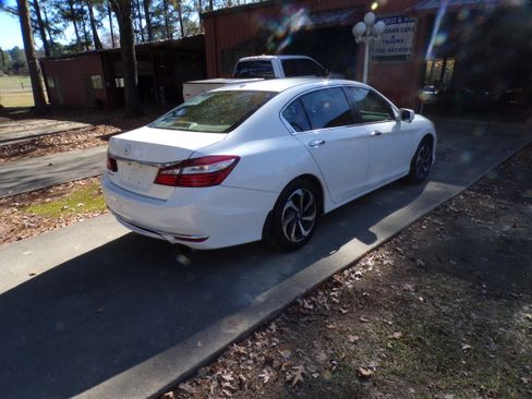 Used 2017 Honda Accord EX image 4