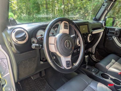 Used 2012 Jeep Wrangler Sahara image 10