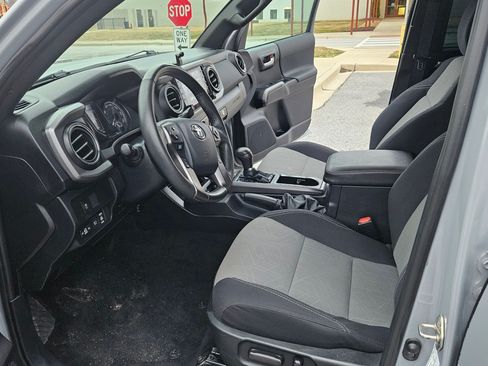 Used 2020 Toyota Tacoma image 12