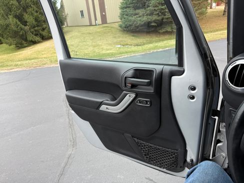 Used 2012 Jeep Wrangler Unlimited Rubicon image 18