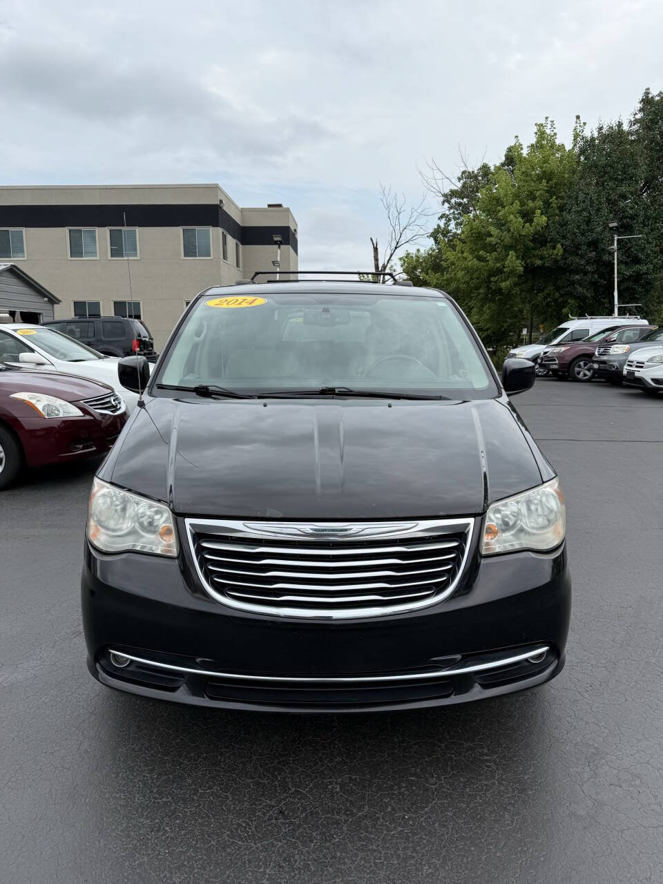Used 2014 Chrysler Town & Country Touring FWD image 3