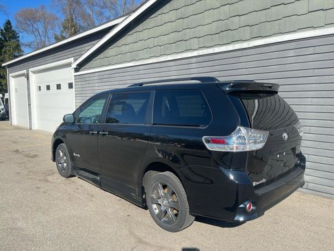 Used 2015 Toyota Sienna SE image 17