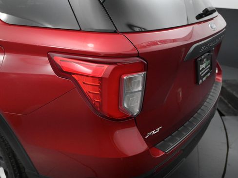 Used 2022 Ford Explorer XLT image 12