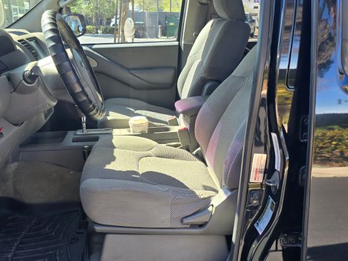 Used 2011 Nissan Frontier SE image 17