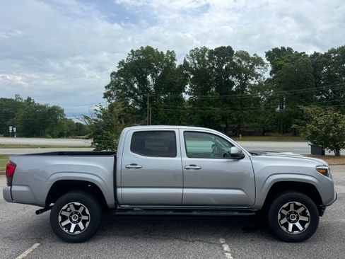 Used 2021 Toyota Tacoma SR5 AWD/4WD image 3
