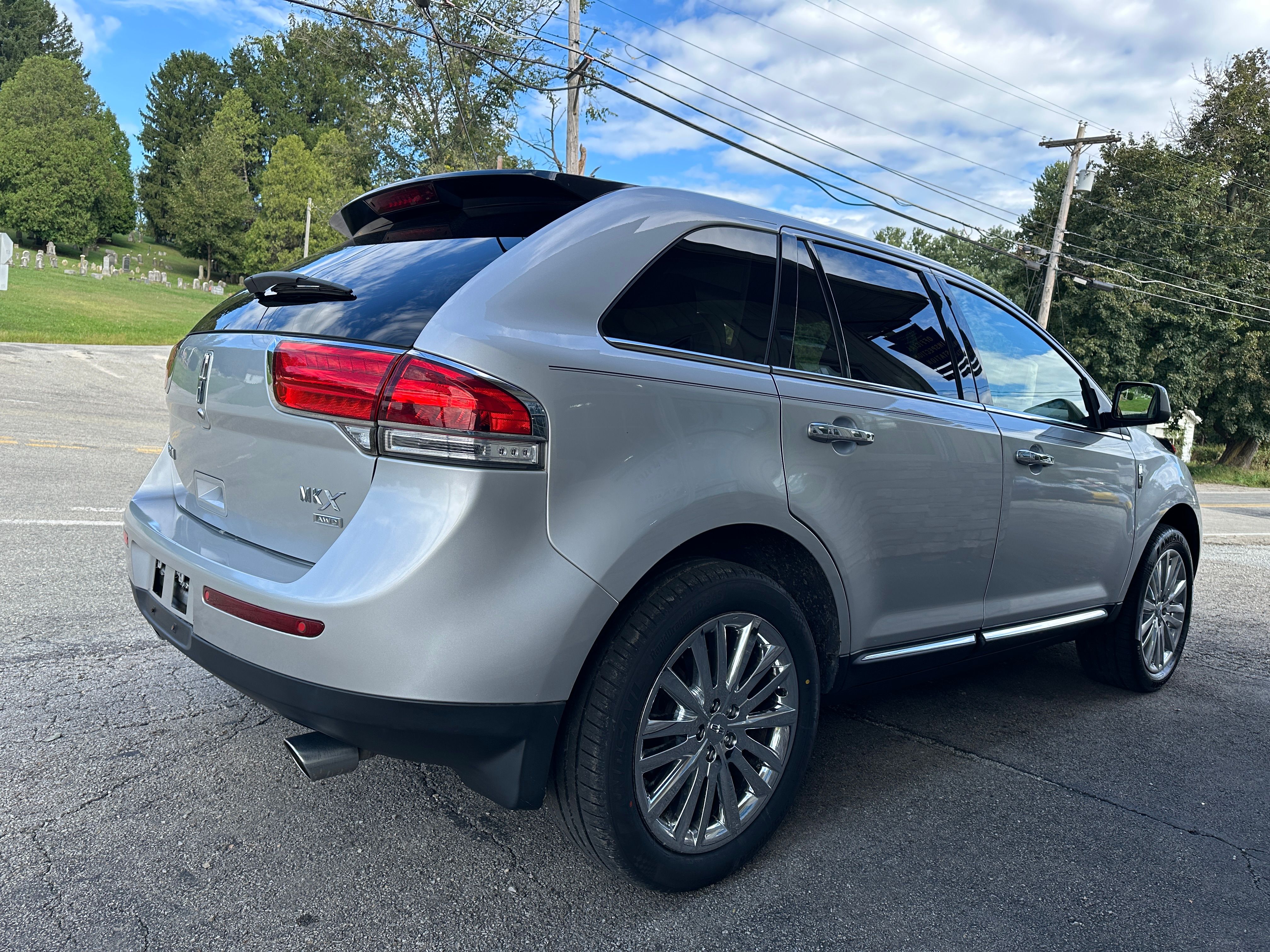 Used 2011 Lincoln MKX AWD image 4