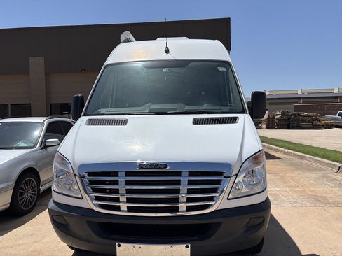 Used 2013 Freightliner Sprinter 2500 image 2
